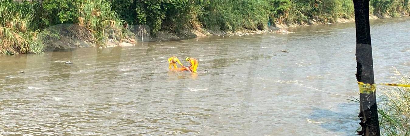 Este es el momento en el que los bomberos hacían la extracción del cuerpo. /FOTO: SINDY VALLE
