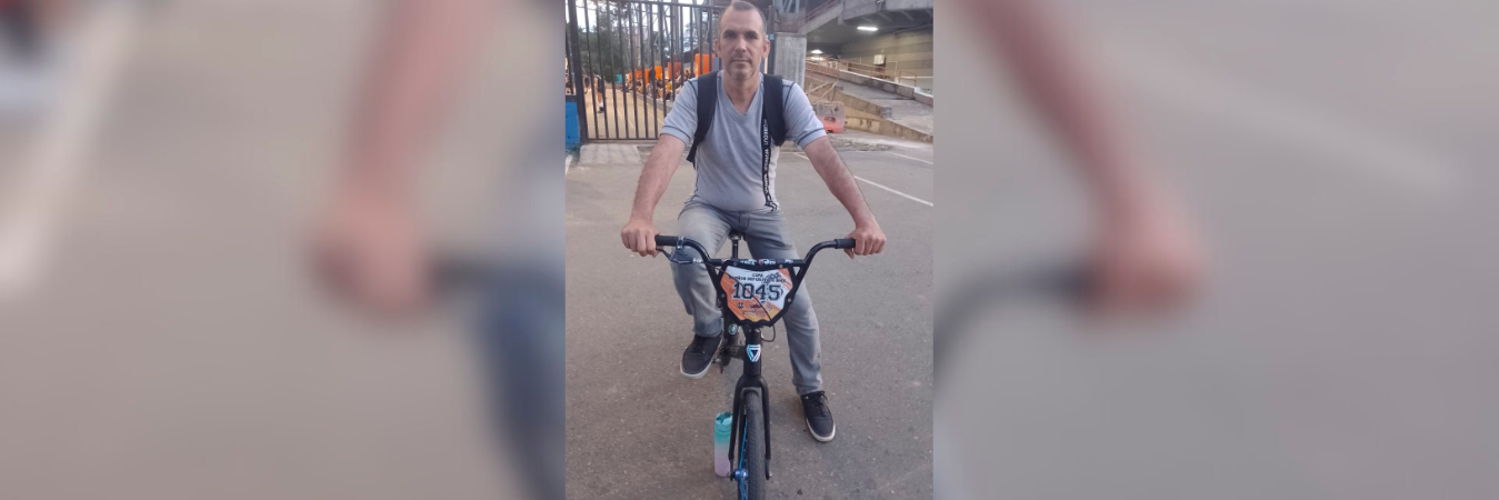 Jesús retomó su práctica de BMX al llegar a Bello. / FOTO: CORTESÍA