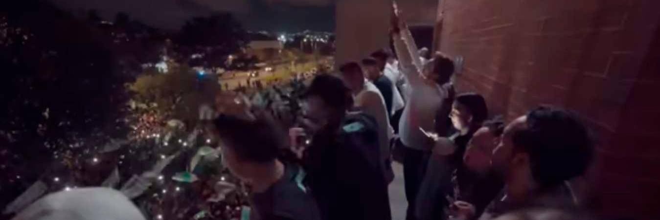 Los jugadores salieron al balcón a observar el masivo acompañamiento de la afición. FOTO: PANTALLAZO VIDEO