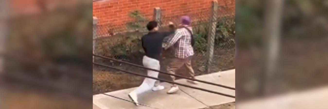 El hombre le lanzó un golpe al cuello y este fue suficiente. / FOTO: CAPTURA DE PANTALLA