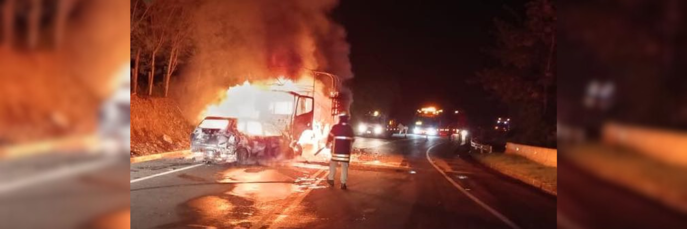 El incendio se produjo después de que los dos vehículos se chocaran. /FOTO: MEDELLÍN OSCURA 
