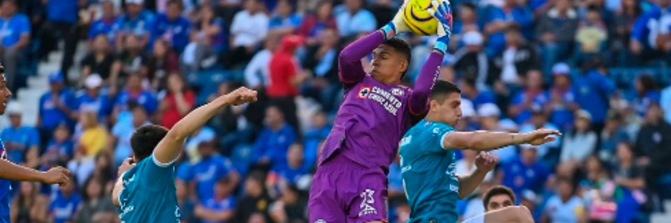 Kevin Mier jugando un partido con el Cruz Azul de México. /FOTO: INSTAGRAM @kevinmier_oficial