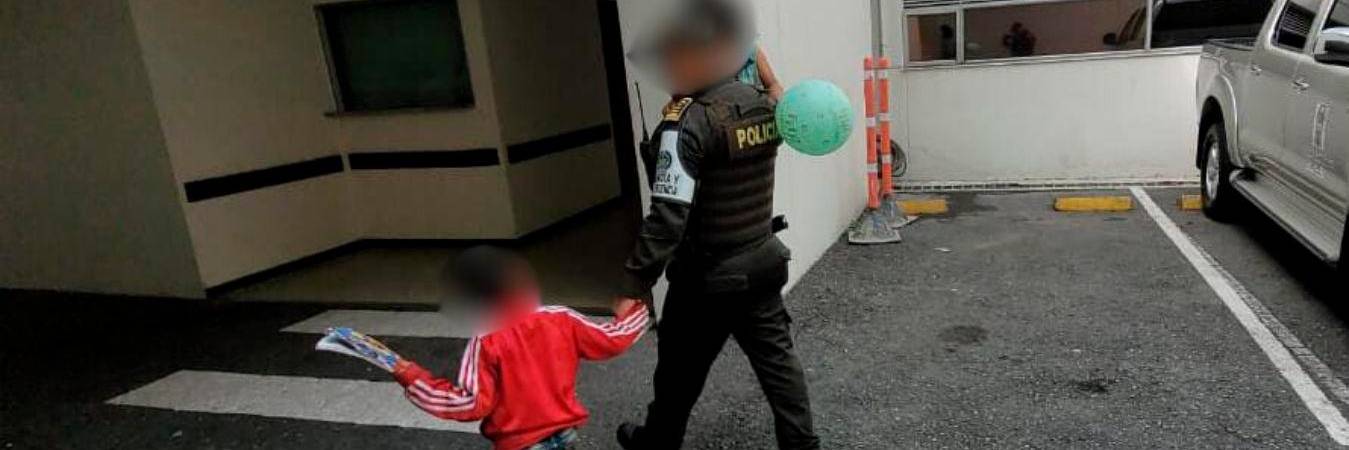 Momento en que trasladan a los dos menores para garantizarles sus derechos. /FOTO: CORTESÍA: POLICÍA NACIONAL. 