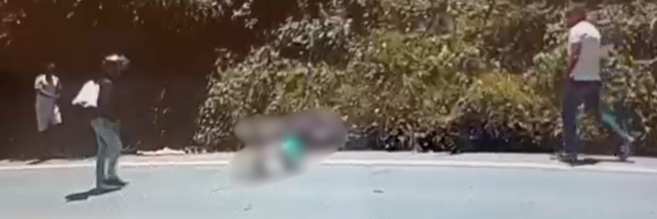 El hombre quedó tendido en la vía luego del accidente. / FOTO: CAPTURA DE PANTALLA