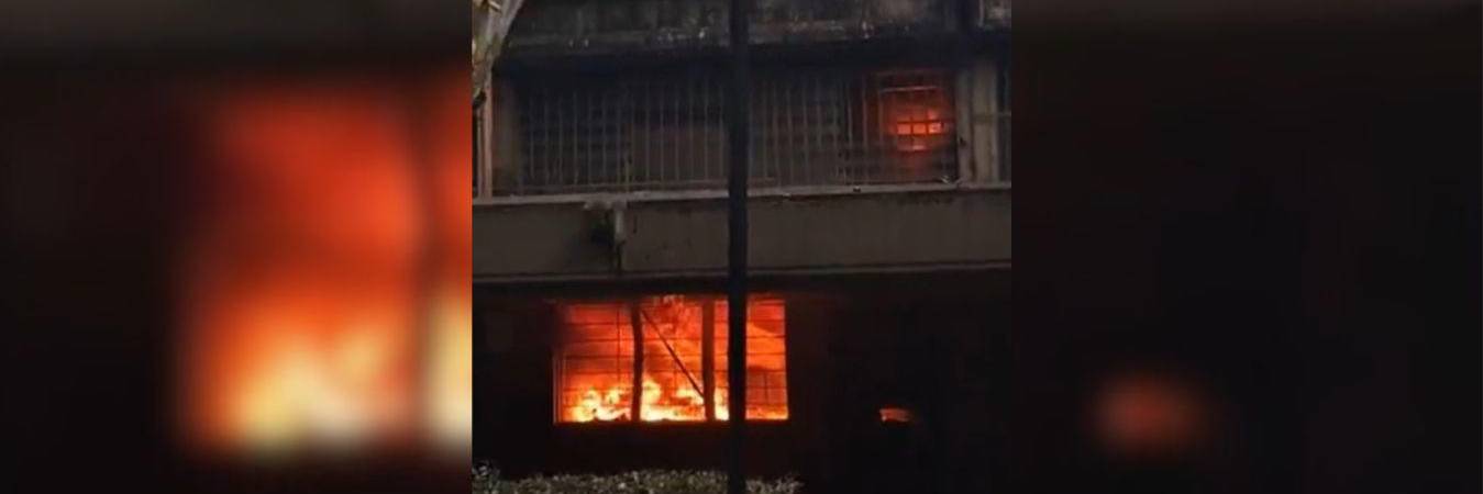 Cerca de diez personas encapuchadas entraron a una oficina dentro del Politécnico Jaime Isaza Cadavid y le prendieron fuego. CAPTURA DE PANTALLA - VIDEO CORTESÍA