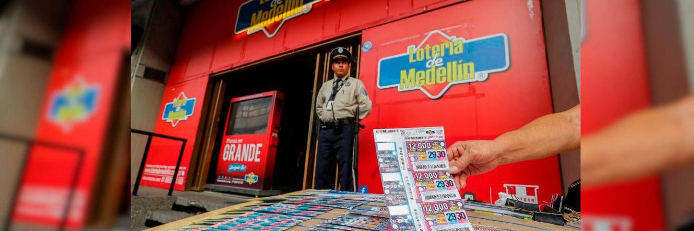 Venta de lotería en el centro de Medellín. /FOTO: ARCHIVO 