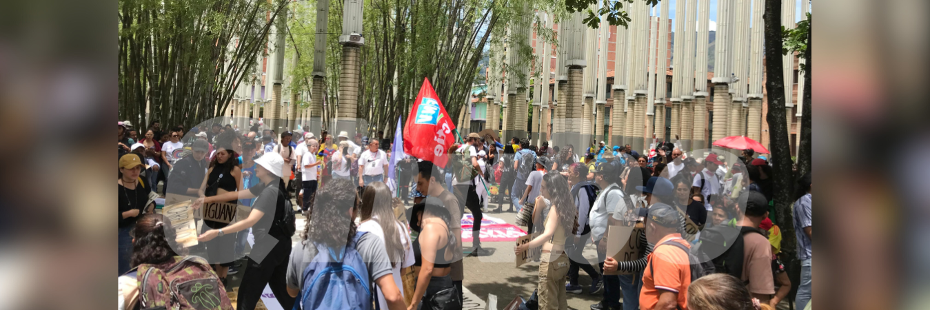 EN FOTOS: Venteros informales salieron a protestar en Medellín