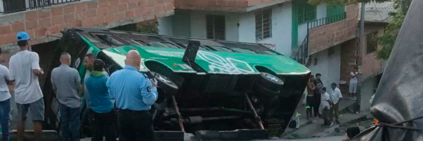 Así quedó el alimentador del metro que se volcó en Robledo Aures. /FOTO: X @DenunciasAntio2