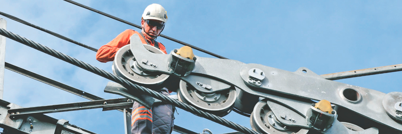 Realización de labores de mantenimiento del metrocable en Medellín. /FOTO: CORTESÍA