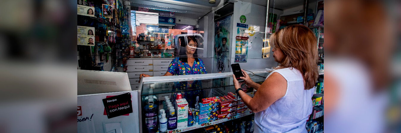 Doña Ángela nunca ha tenido problemas al recibir pagos con Nequi y los vecinos siempre preguntan por la aplicación de pagos ya que casi nunca tienen efectivo. Otra ventaja es que pueden pagar cifras muy pequeñas, entonces todos contentos, dice ella. /FOTO: JAIME PÉREZ