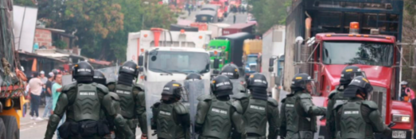 Momento en el que fue desbloqueada la vía en Barbosa. /FOTO; MANUEL SALDARRIAGA 