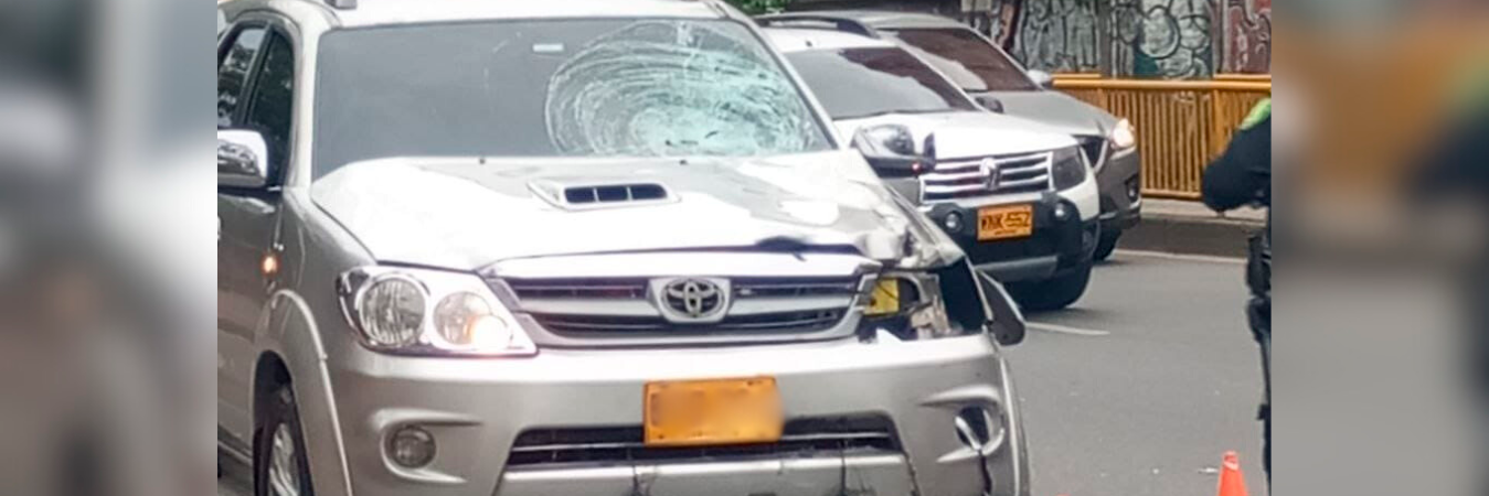 Así quedó la camioneta contra la cual colisionó el ciclista. /FOTO: CORTESÍA