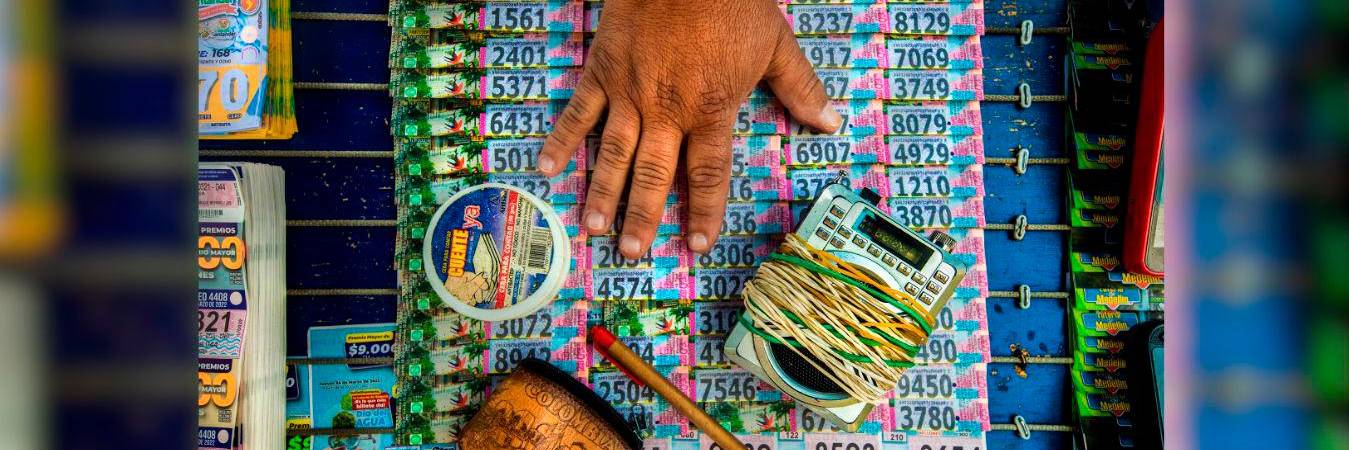 Venta de lotería en el centro de Medellín. /FOTO: ARCHIVO. 