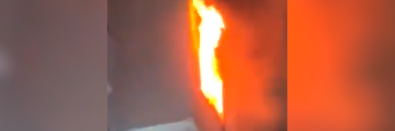 El incendio se dio en el último piso de un edificio del sector. / FOTO: CAPTURA DE PANTALLA