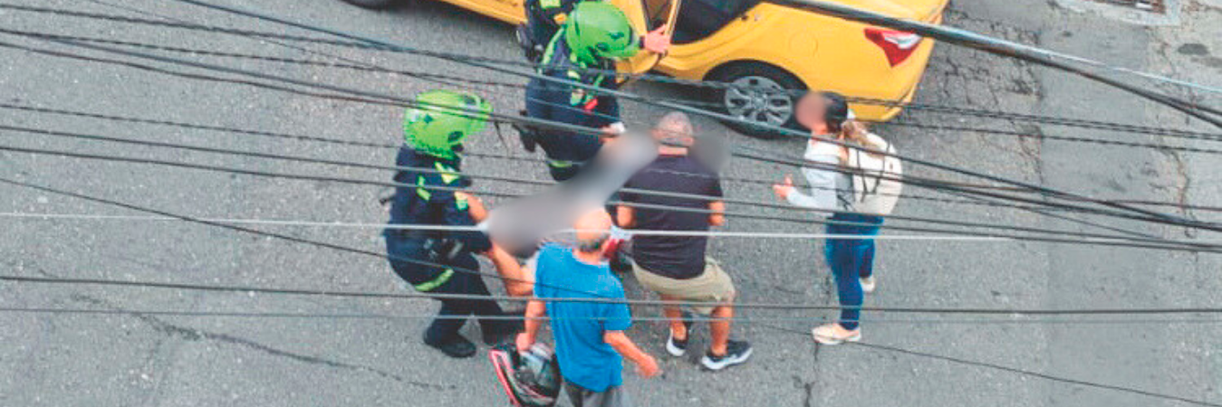 Tras el ataque sicarial, las dos víctimas del hecho fueron trasladadas a un centro asistencial. /FOTO: DENUNCIAS ANTIOQUIA.