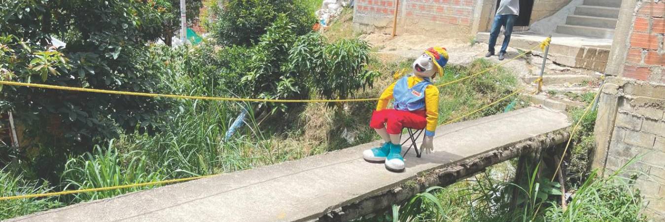 La delgada losa de concreto fue vaciada sobre las antiguas tablas. Varias personas se han caído. FOTO: SINDY VALLE