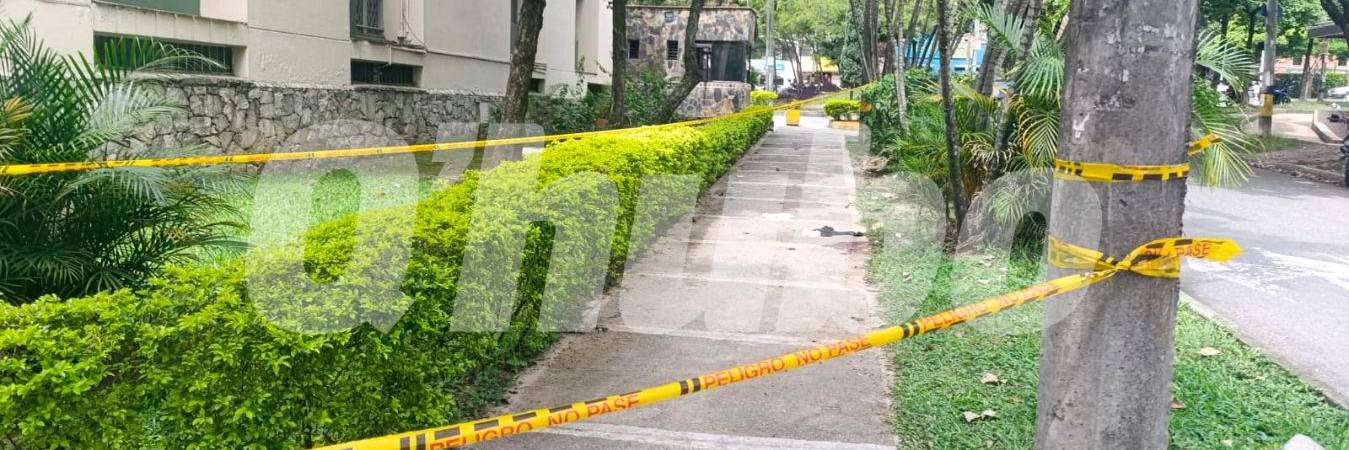 En este sector de Los Colores habrían tirado de un taxi a un hombre apuñalado, que después murió. /FOTO: ALEJANDRA MORALES RÍOS 