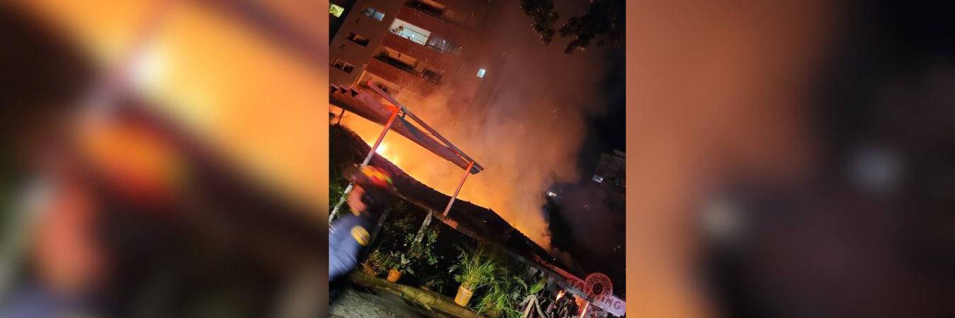 Un incendio estructural afectó gravemente a Sailors & Mermaids, un espacio que durante años fue punto de encuentro para amantes del tatuaje. FOTO: @ELCALVOK