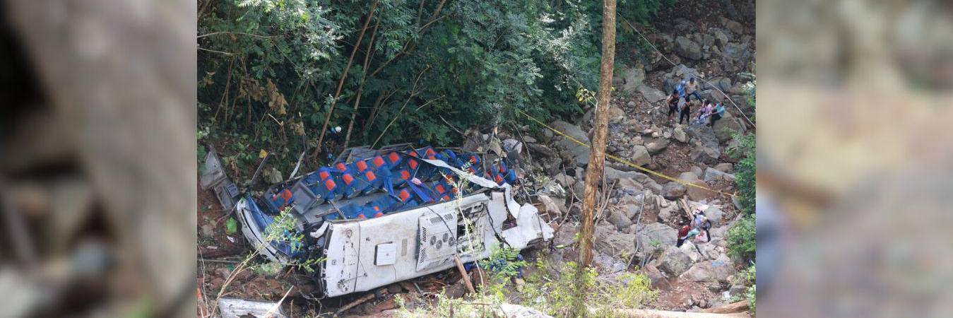 Algunos estudiantes lograron comunicarse con sus padres y abuelos para contarles que el vehículo se detenía constantemente y avanzaba con dificultad. FOTO: MANUEL SALDARRIAGA