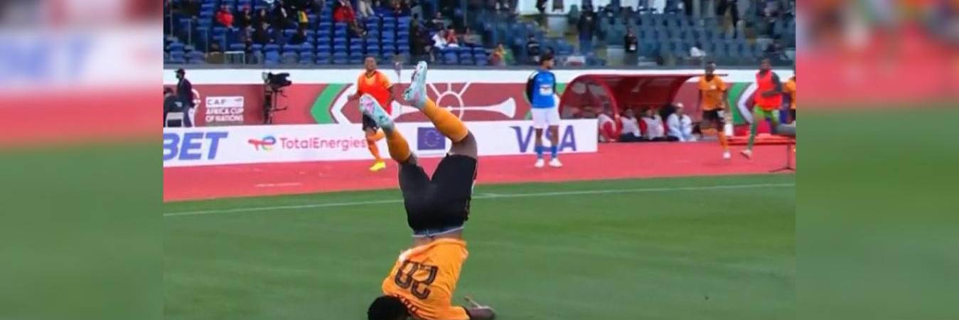 Futbolista Patson Daka casi se lesiona celebrando un gol con Zambia. FOTO: D.R.A