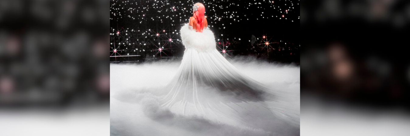 En redes se especuló que fueron necesarias 35 avestruces para hacer la capa que usó. / FOTO: @PALOMOSPAIN