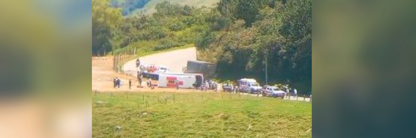 El bus bajaba una pendiente y perdió el control en la curva. / FOTO: CORTESÍA DENUNCIAS ANTIOQUIA. 