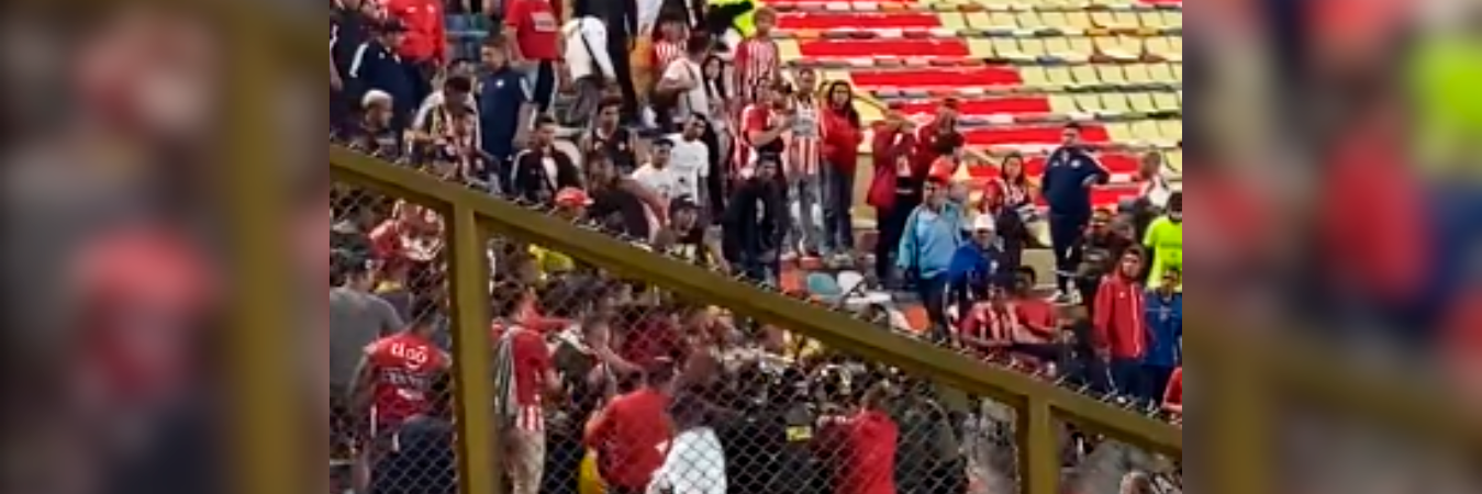 Momento en el que los hinchas del Junior se enfrentaron a la policía. /FOTO: TOMADA DE VIDEO 