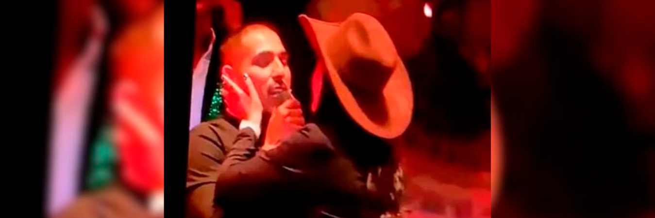 Espinoza Paz y su fan enamorada. /FOTO: CAPTURA DE VIDEO