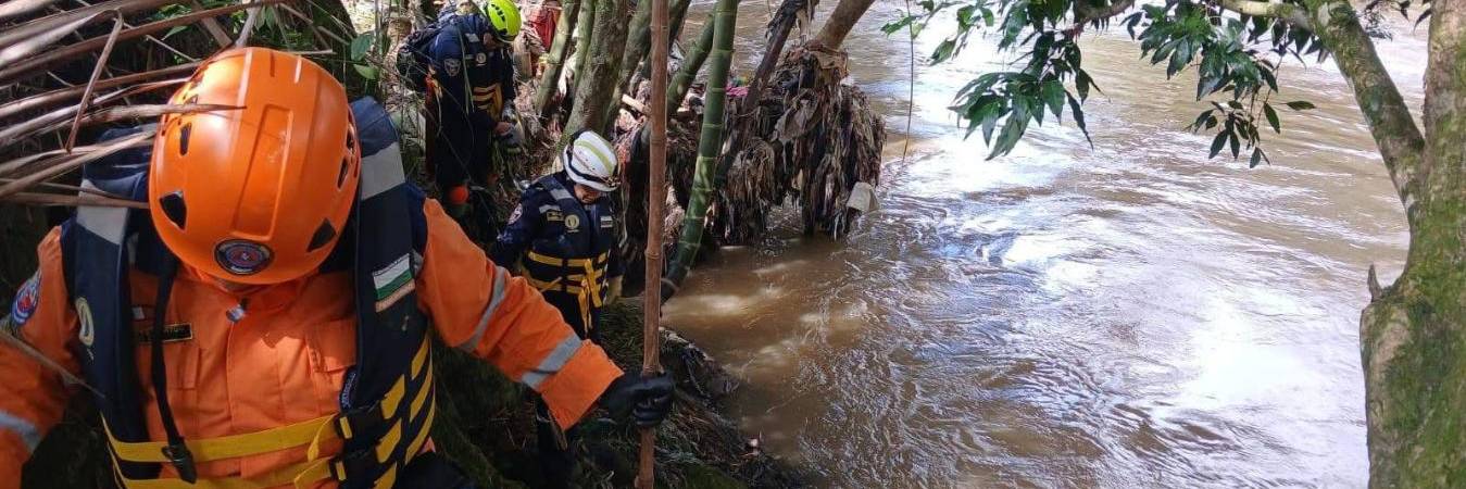 La búsqueda se concentra en las orillas del río Medellín en Barbosa. FOTO: CORTESÍA BOMBEROS BARBOSA