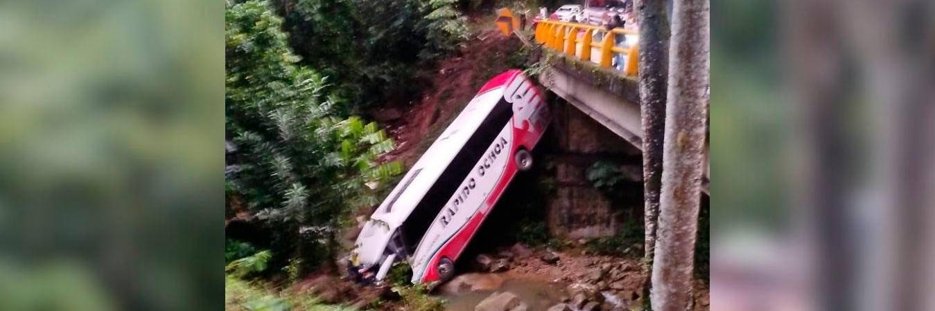 Así quedó el bus de Rápido Ochoa que cayó de un puente y terminó en un río a la altura del municipio de San Luis. /FOTO: CORTESÍA 