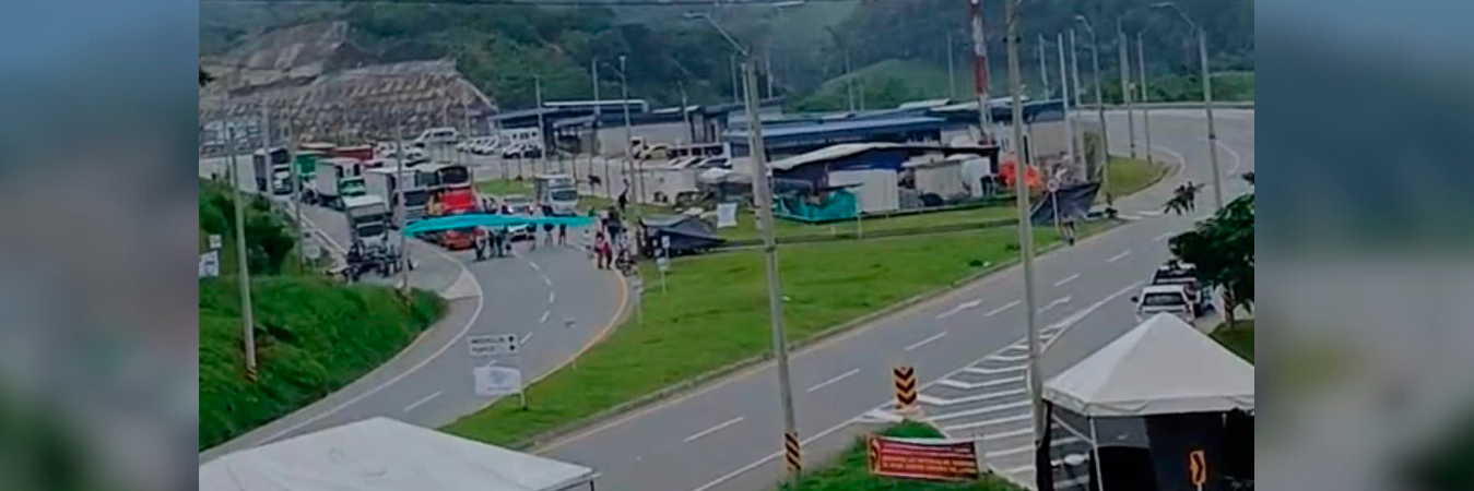 Este es el panorama en Porce. La vía está bloqueada en ambos sentidos y los mineros tienen cambuches en los lotes aledaños. /FOTO: MI PUEBLO CISNEROS.