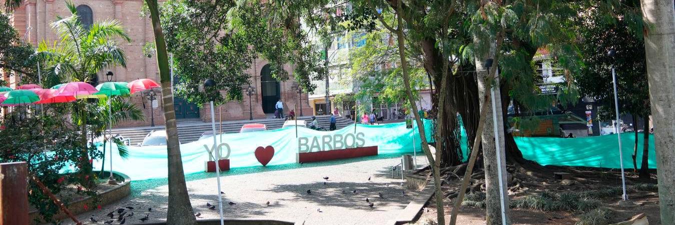 Parque principal de Barbosa cerrado con lona verde por plaga de roedores. /FOTO: TOMADA DE X (ANTES TWITTER) @Julian_VasquezP