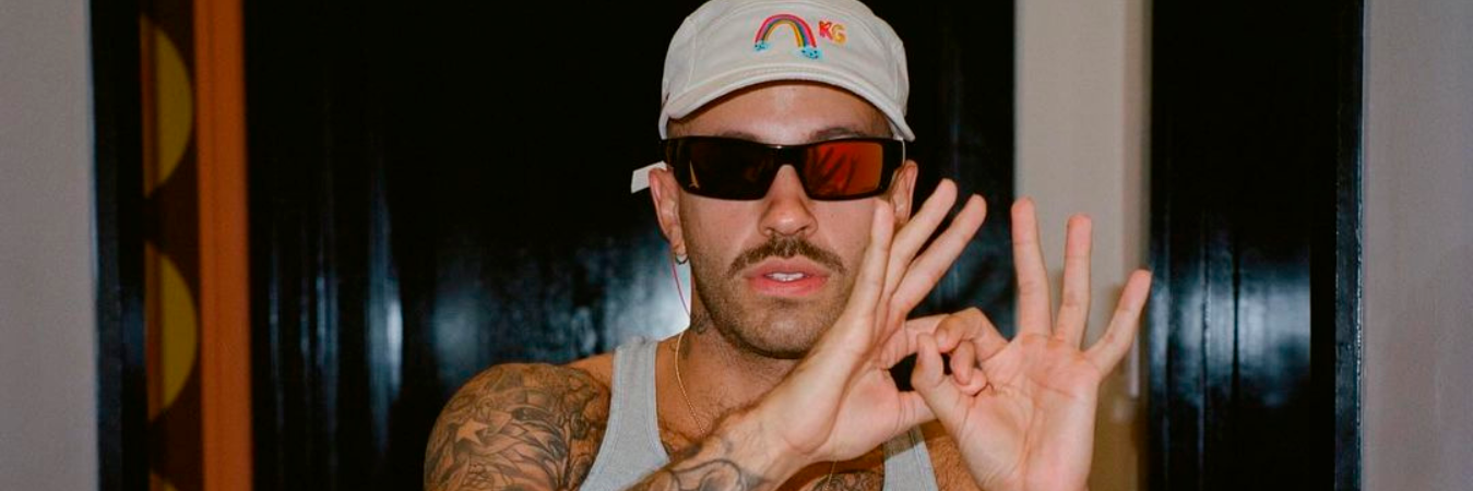 El cantante nunca hace shows, entrevistas o apariciones en público sin su característica gorra. /FOTO: INSTAGRAM @feid