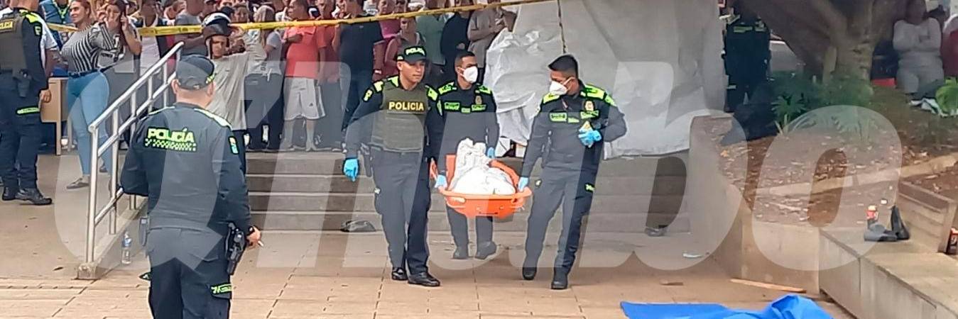 Decenas de curiosos se acercaron a presenciar la inspección judicial. /FOTO: MAURICIO ANDRÉS PALACIO BETANCOURT.