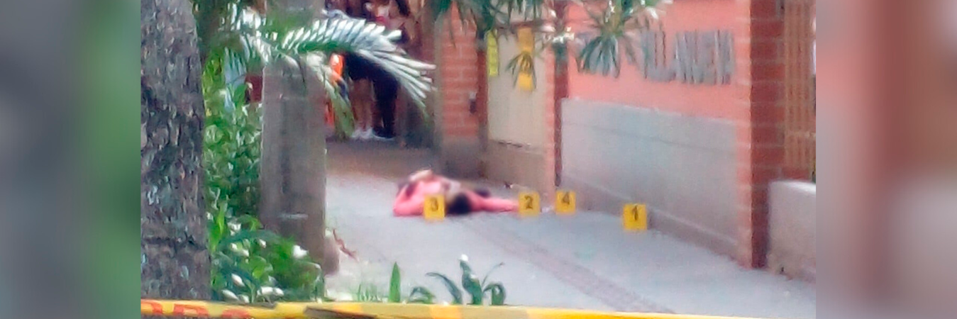 En esta acera quedó el cuerpo del hombre asesinado de varios impactos de bala. /FOTO: CORTESÍA DENUNCIA ANTIOQUIA. 