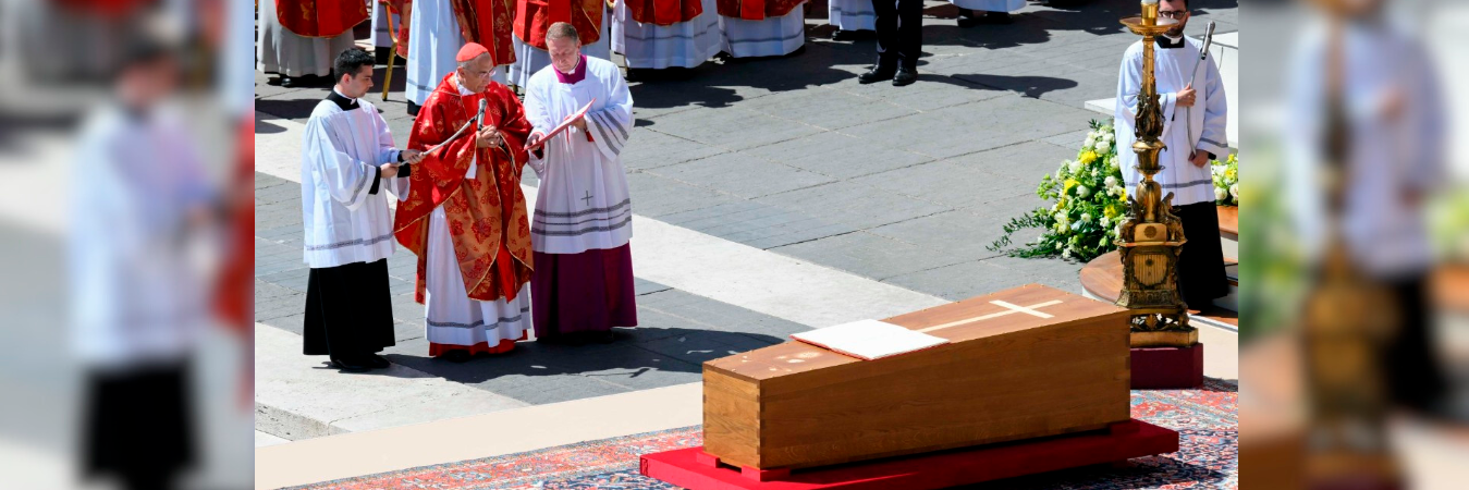 La despedida final al concluir la Misa Solemne de Réquiem por el Papa Francisco. /FOTO: X @VaticanNews