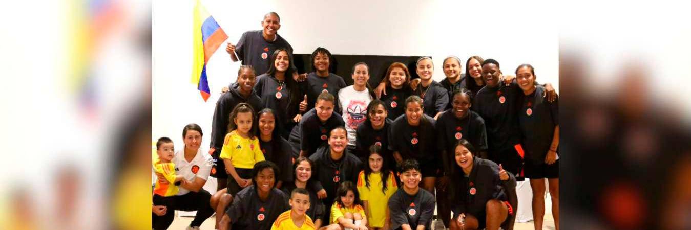 La medallista olímpica Mariana Pajón estuvo de vista en la concentración de la Selección Colombia Femenina Sub-20. / FOTO: FCF.