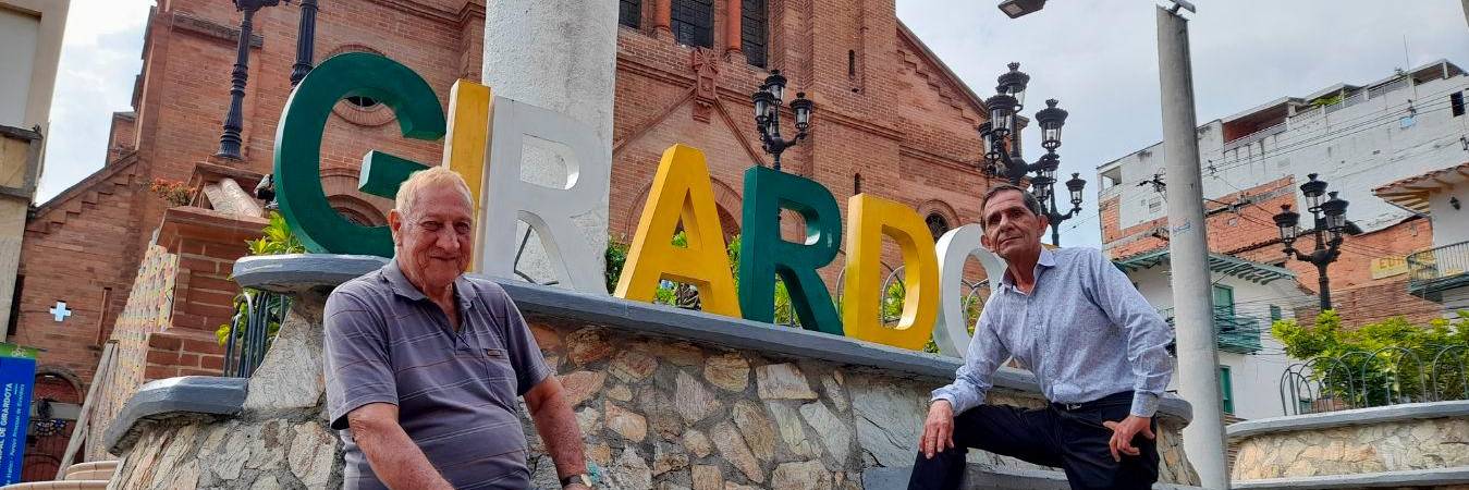 Eduardo (der) y Jorge se encargaron de recomendarnos a Girardota como el mejor municipio de Colombia. Venga y compruébelo. / FOTO: DANIEL GONZÁLEZ. 