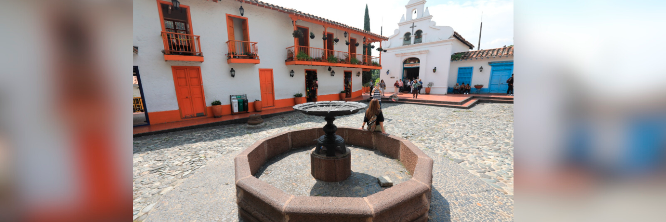La pileta de agua, que está en el centro de la plazoleta y es el lugar favorito de los turistas para las fotos, no funciona. Se robaron el motor y ni siquiera las palomas pueden tomar agua allí porque está seca. /FOTO: ESNEYDER GUTIÉREZ.