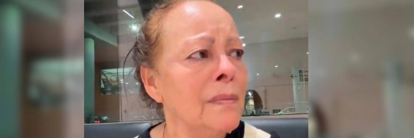 La mujer quebró en llanto en el aeropuerto en el que esperaba el recibimiento de su hija. /FOTO: CAPTURA DE VIDEO