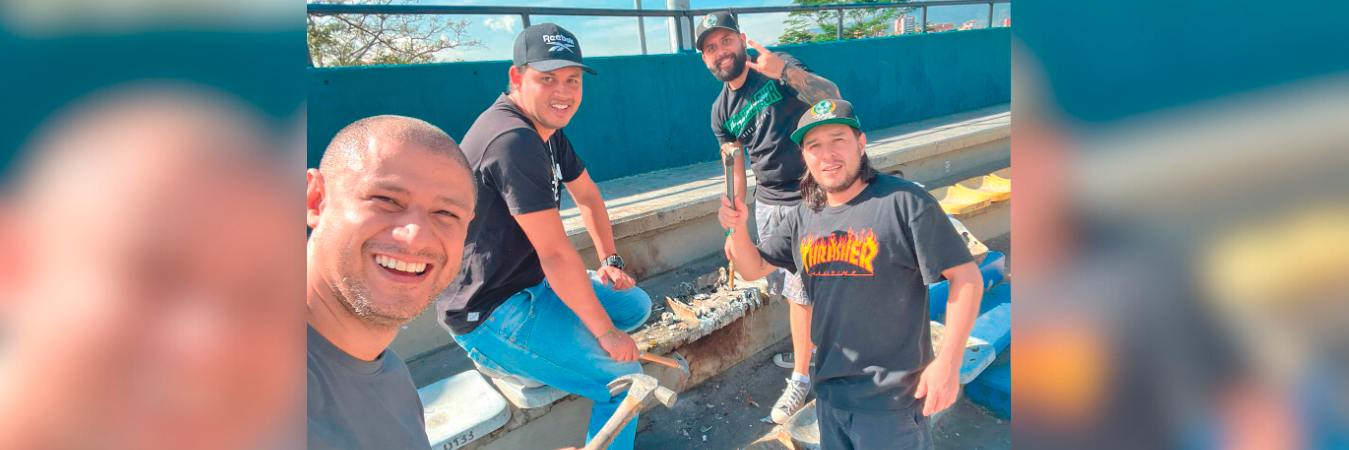 Estos son algunos de los hinchas, que con sus manos y la ayuda de algunas herramientas, quitaron las sillas averiadas, las cuales serán reemplazadas. /FOTO: CORTESÍA