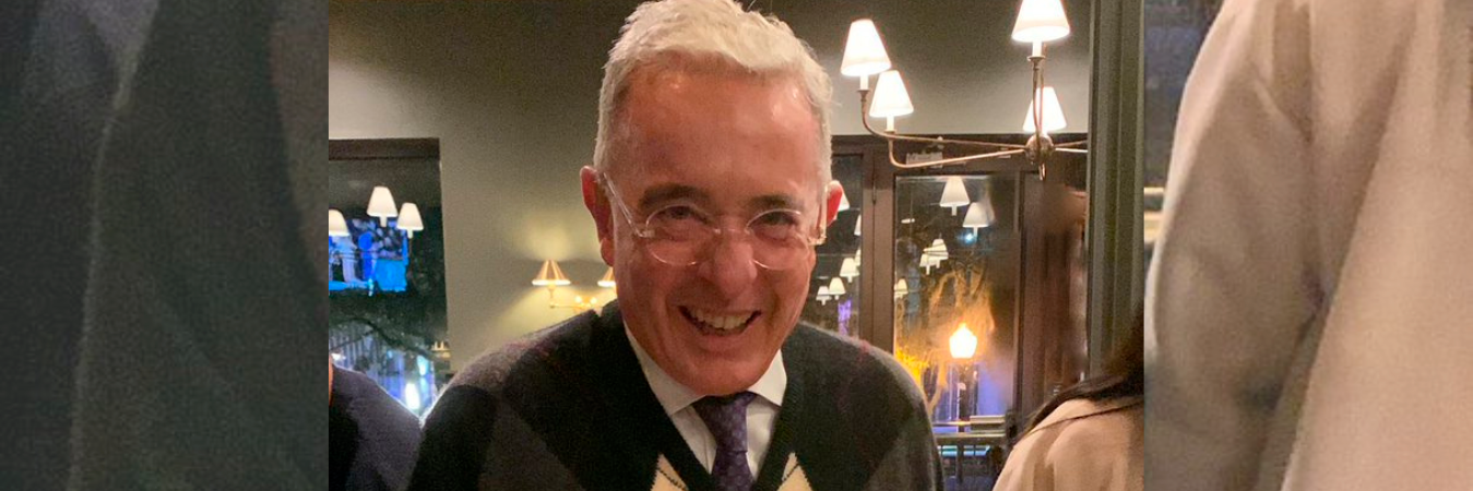 Uribe recibiendo el regalo en Tallahassee, Florida. /FOTO: TOMADA DE X, ANTES TWITTER