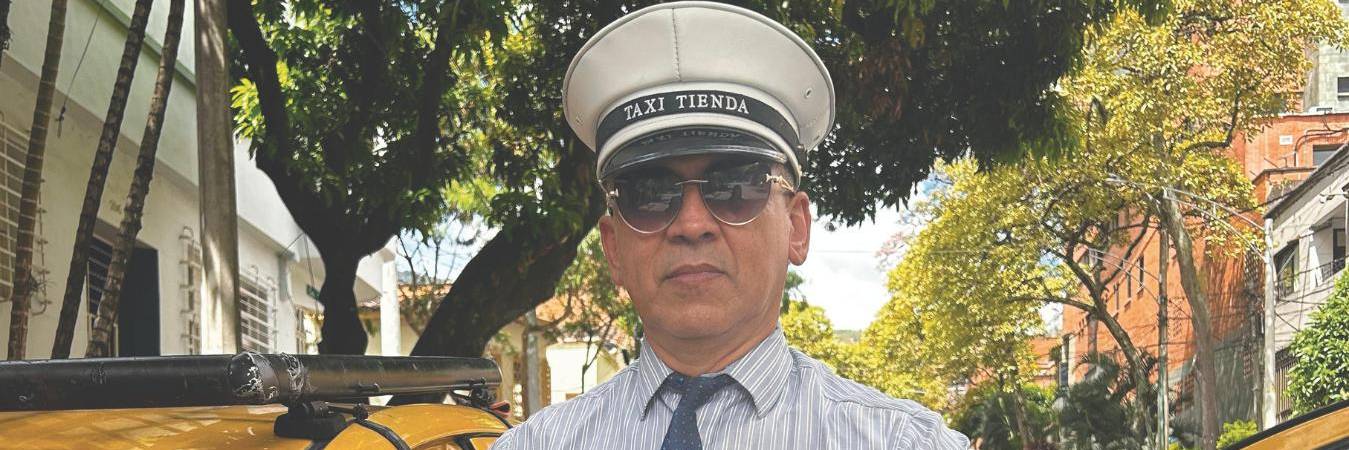 A don Uriel le gusta vestirse diferente para trabajar de lunes a viernes, además de cambiar cada día su kepi (gorra), de las que tiene 20. FOTO: FAISURY SÁNCHEZ