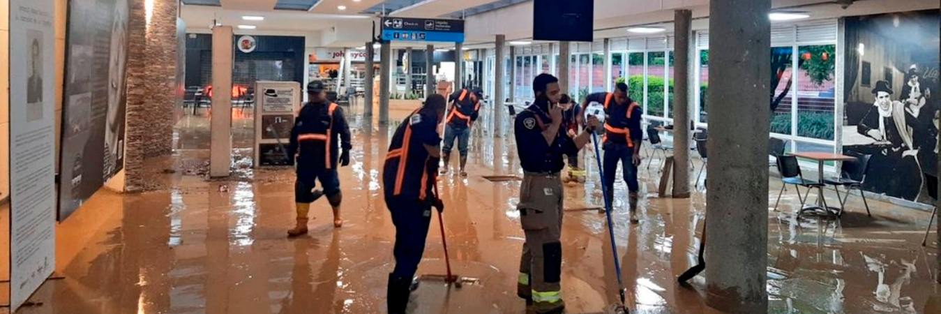 Con agua y lodo, así lucía la mañana del martes, 29 de abril, el aeropuerto Olaya Herrera. / FOTO: AIRPLAN