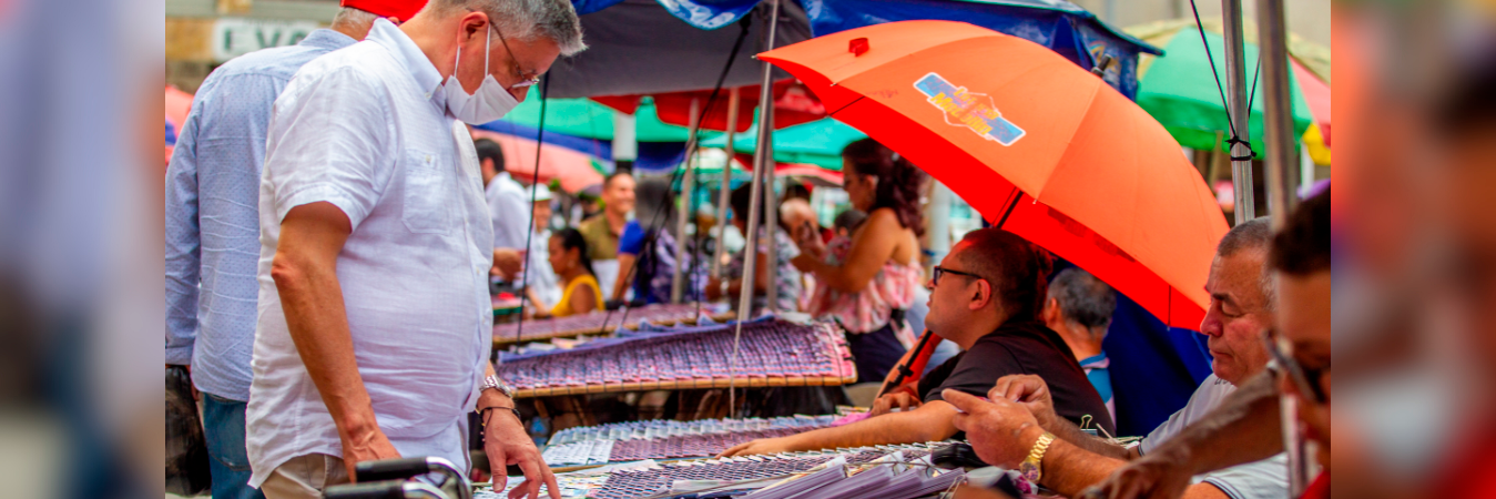Venta de loterías en Medellín. /FOTO: ARCHIVO