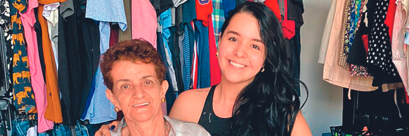 Juliana Bastidas, creadora de Diofill, acompañada de su abuela Ana Diofir, quien inspiró este emprendimiento. / FOTO: SINDY VALLE.