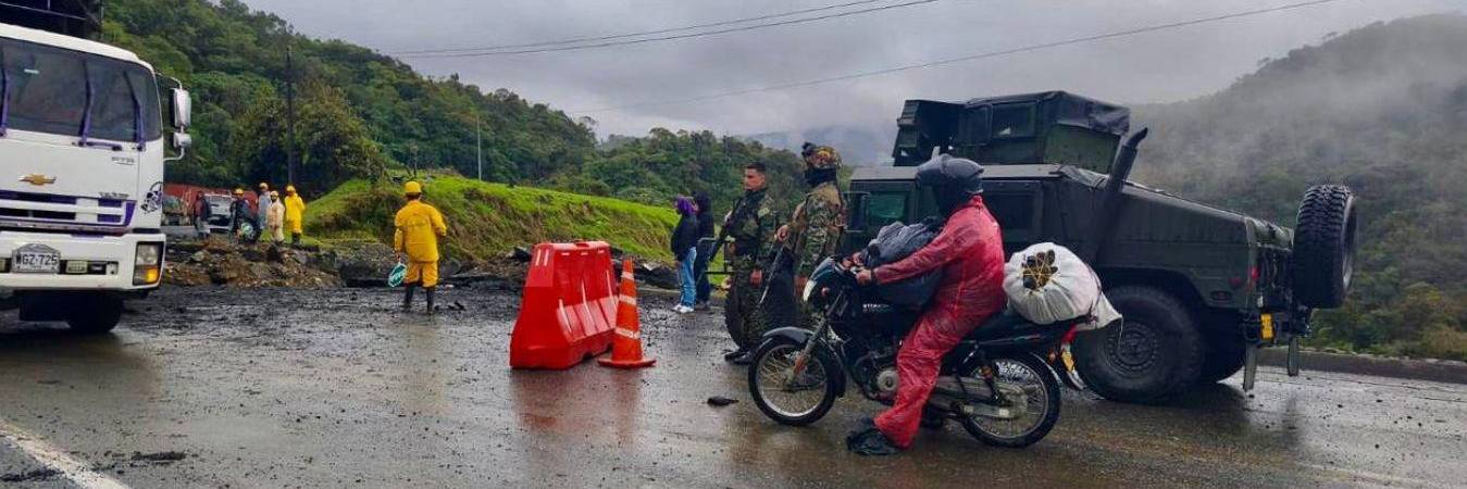 La vía Medellín–Costa Atlántica volvió a abrir parcialmente luego del atentado con explosivos. FOTO: SÉPTIMA DIVISIÓN DEL EJÉRCITO