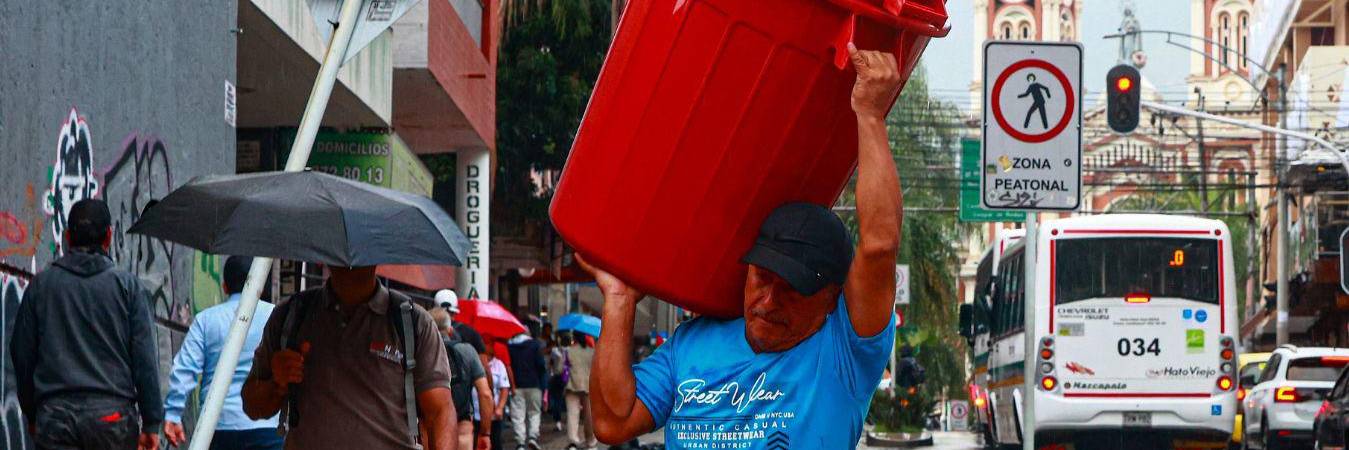 Los usuarios se abastecen de baldes para poder recoger agua. / FOTO: MANUEL SALDARRIAGA QUINTERO 