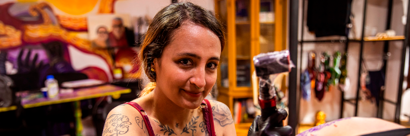 Estefanía Ochoa, más conocida como N8A, lleva más de 5 años tatuando. /FOTO: CARLOS VELÁSQUEZ