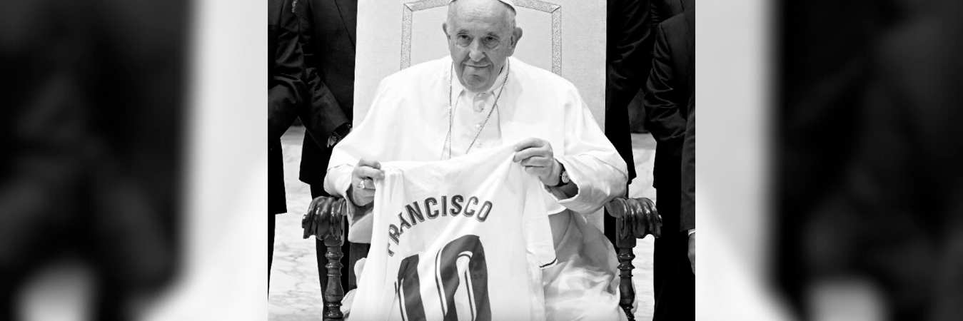 El papa Francisco siempre demostró su pasión por el fútbol. /FOTO: X @dw_sports